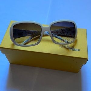 Fendi women’s sunglasses white logo FS507